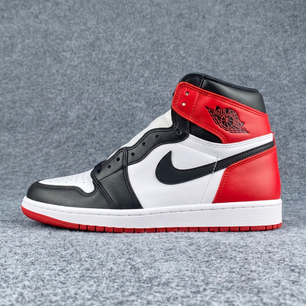 Air Jordan 1 Retro High OG 'Black Toe' 2016